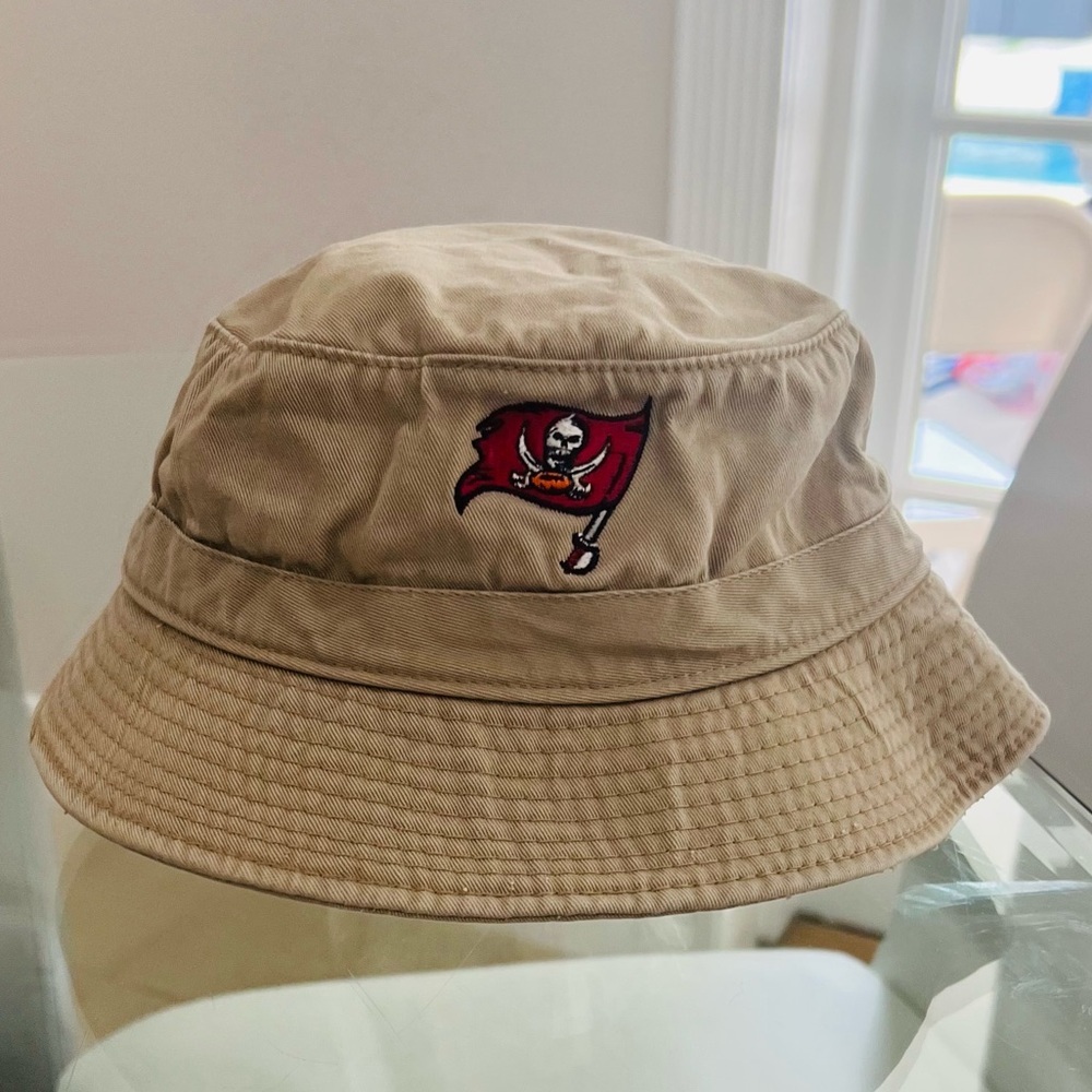 🔴 Buccaneers unisex khaki Bucket Hat